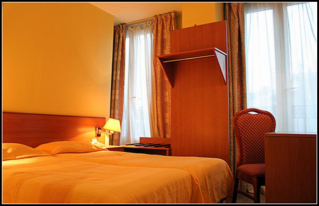 Pax Hotel Paris 18E Room photo
