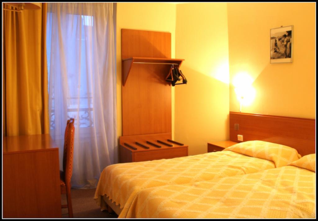 Pax Hotel Paris 18E Room photo