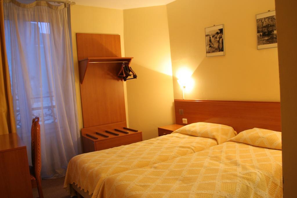 Pax Hotel Paris 18E Room photo